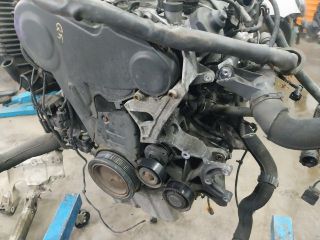 bontott AUDI Q5 Motor (Fűzött blokk hengerfejjel)