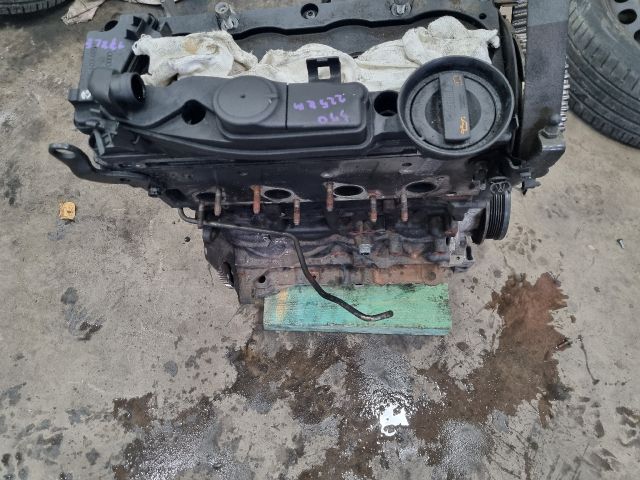 bontott AUDI Q5 Motor (Fűzött blokk hengerfejjel)