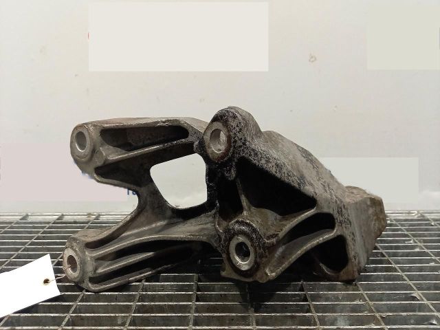 bontott AUDI Q5 Motor Tartó Bak Bal