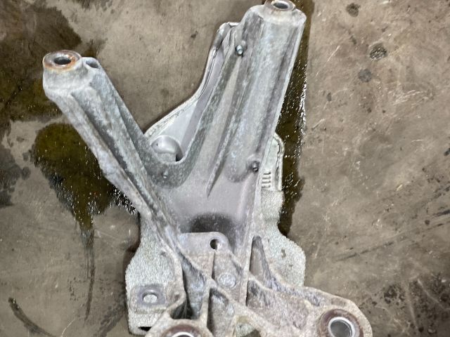 bontott AUDI Q5 Motor Tartó Bak (Fém)