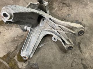 bontott AUDI Q5 Motor Tartó Bak (Fém)