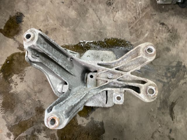 bontott AUDI Q5 Motor Tartó Bak (Fém)