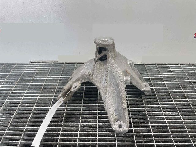 bontott AUDI Q5 Motor Tartó Bak Jobb