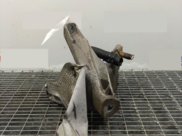 bontott AUDI Q5 Motor Tartó Bak Jobb