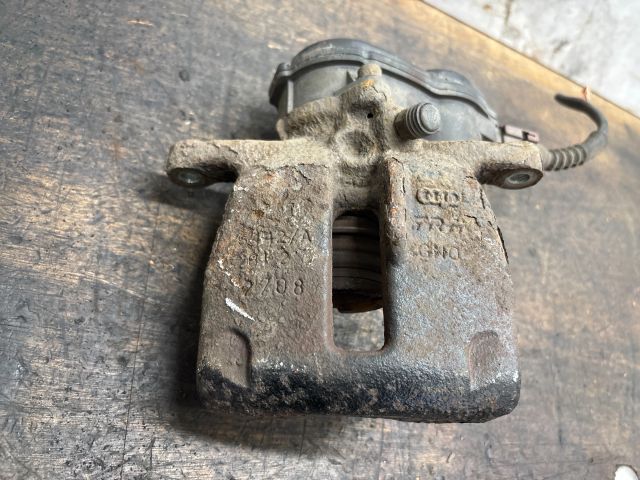 bontott AUDI Q5 Bal hátsó Féknyereg Munkahengerrel