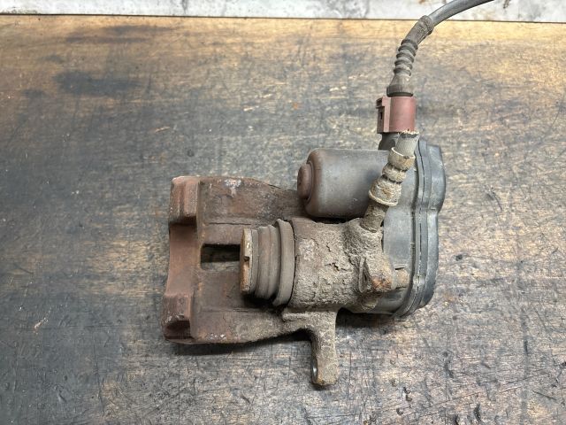 bontott AUDI Q5 Bal hátsó Féknyereg Munkahengerrel