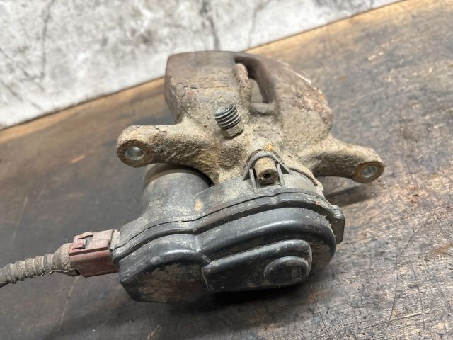 bontott AUDI Q5 Bal hátsó Féknyereg Munkahengerrel