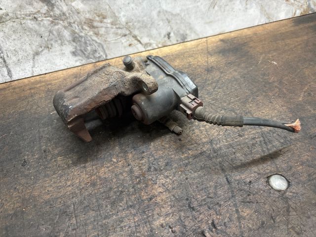 bontott AUDI Q5 Bal hátsó Féknyereg Munkahengerrel