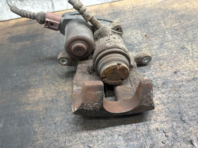 bontott AUDI Q5 Bal hátsó Féknyereg Munkahengerrel