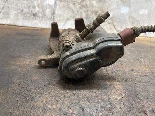 bontott AUDI Q5 Bal hátsó Féknyereg Munkahengerrel