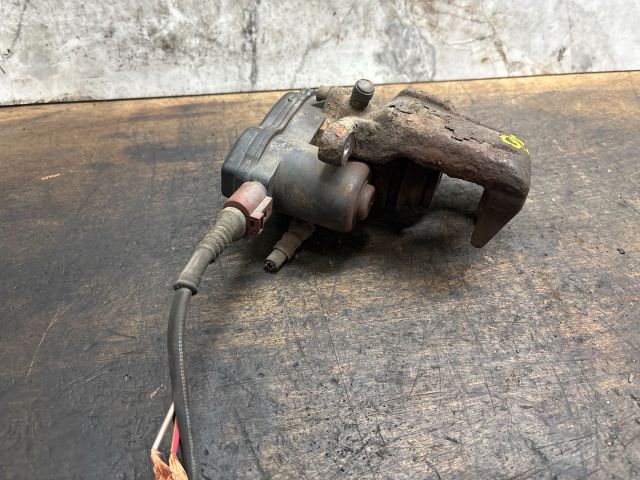 bontott AUDI Q5 Jobb hátsó Féknyereg Munkahengerrel