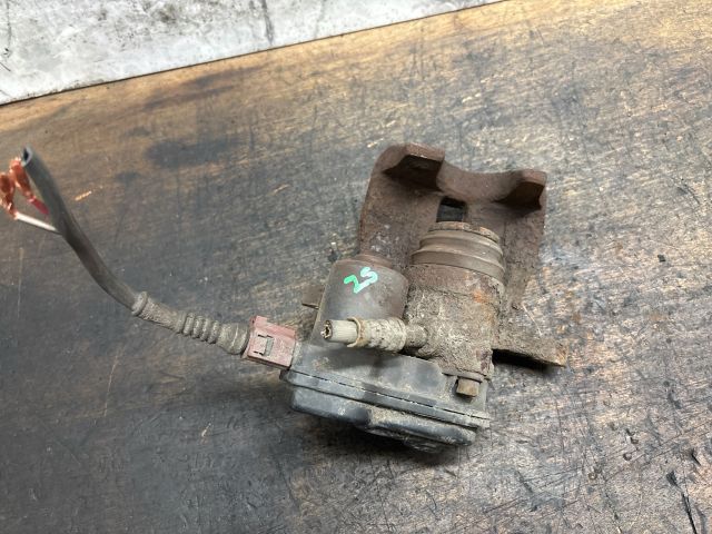 bontott AUDI Q5 Jobb hátsó Féknyereg Munkahengerrel