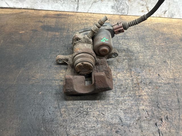 bontott AUDI Q5 Jobb hátsó Féknyereg Munkahengerrel