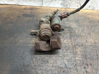 bontott AUDI Q5 Jobb hátsó Féknyereg Munkahengerrel