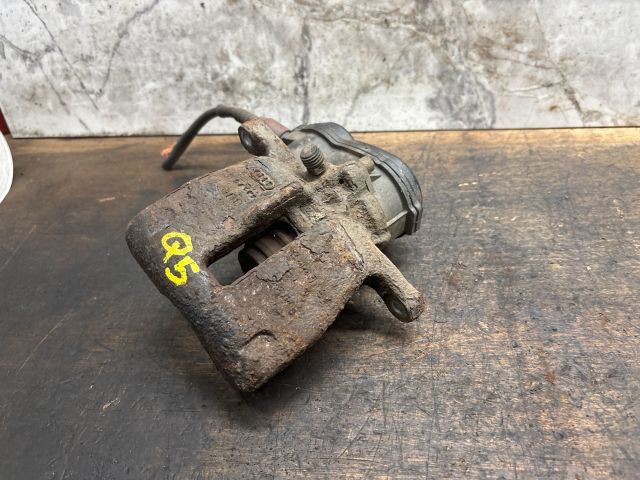 bontott AUDI Q5 Jobb hátsó Féknyereg Munkahengerrel