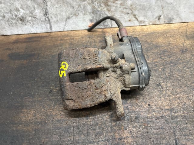 bontott AUDI Q5 Jobb hátsó Féknyereg Munkahengerrel