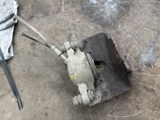 bontott AUDI Q5 Bal első Féknyereg Munkahengerrel