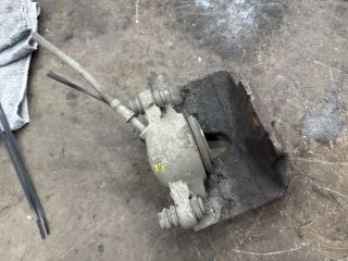 bontott AUDI Q5 Bal első Féknyereg Munkahengerrel