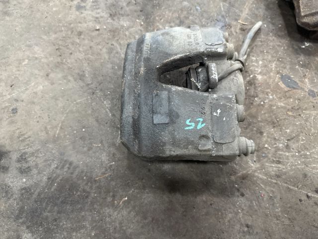 bontott AUDI Q5 Bal első Féknyereg Munkahengerrel