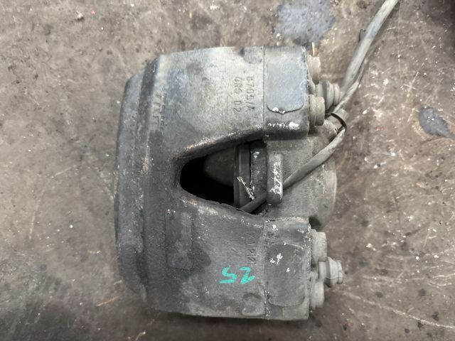 bontott AUDI Q5 Bal első Féknyereg Munkahengerrel