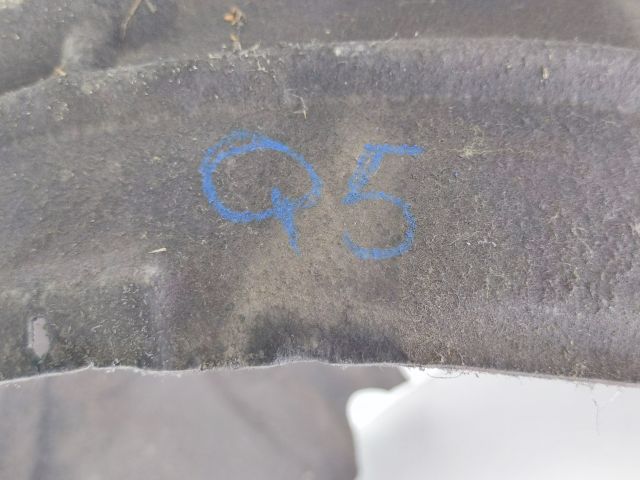 bontott AUDI Q5 Bal első Dobbetét (Kerékjárati, Műanyag)