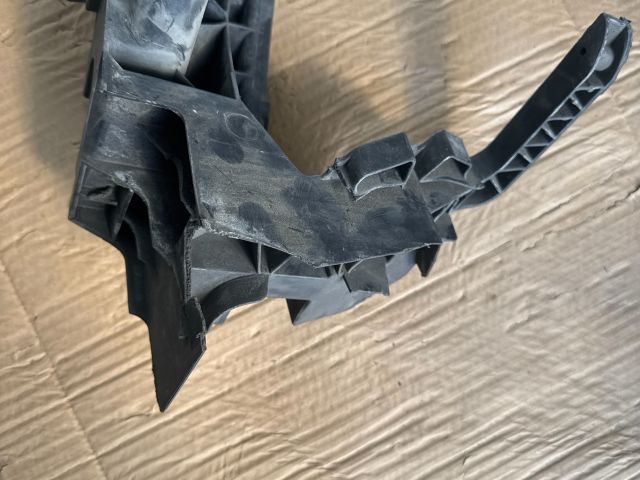 bontott AUDI Q5 Bal Fényszóró Tartó