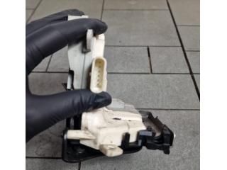 bontott AUDI Q5 Bal hátsó Ajtózár