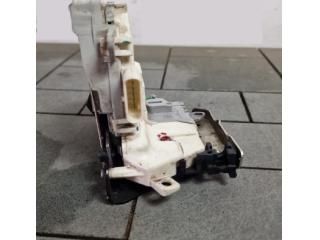 bontott AUDI Q5 Bal hátsó Ajtózár