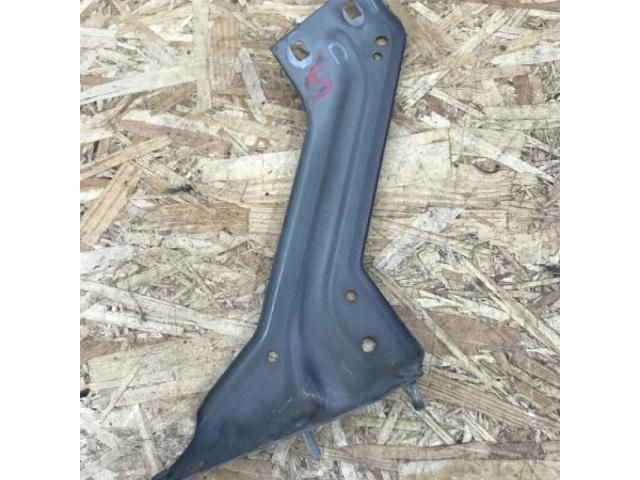 bontott AUDI Q5 Bal Sárvédő Oldaltartó