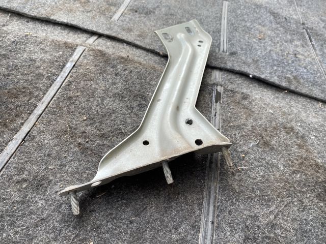 bontott AUDI Q5 Bal Sárvédő Oldaltartó