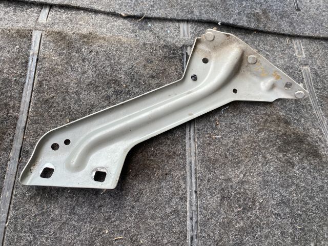 bontott AUDI Q5 Bal Sárvédő Oldaltartó