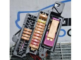 bontott AUDI Q5 Biztosítéktábla Utastér