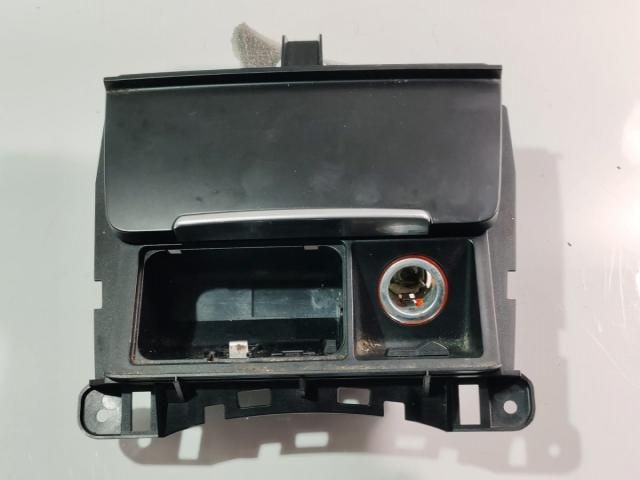 bontott AUDI Q5 Első Hamutartó