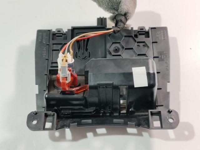 bontott AUDI Q5 Első Hamutartó