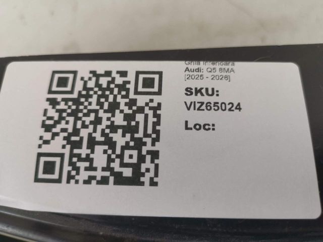 bontott AUDI Q5 Első Lökhárító Alsó Középső Díszrács