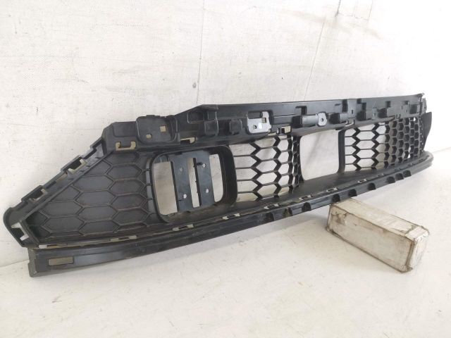 bontott AUDI Q5 Első Lökhárító Alsó Középső Díszrács