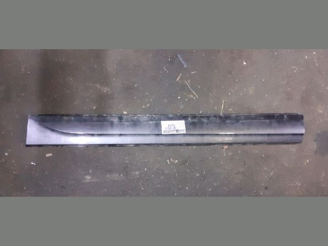 bontott AUDI Q5 Jobb első Ajtó Díszléc