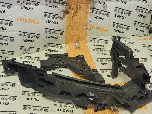 bontott AUDI Q5 Jobb Fényszóró Tartó