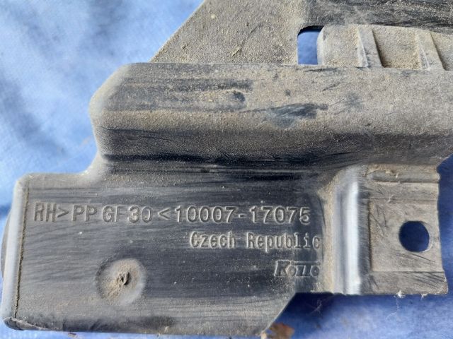 bontott AUDI Q5 Jobb Sárvédő Oldaltartó