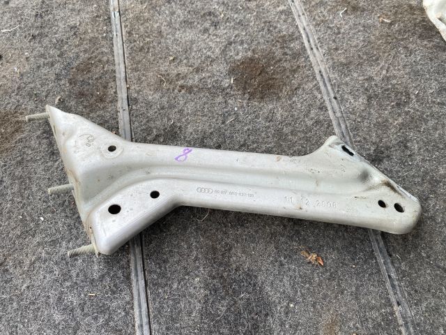 bontott AUDI Q5 Jobb Sárvédő Oldaltartó