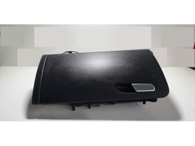 bontott AUDI Q5 Kesztyűtartó