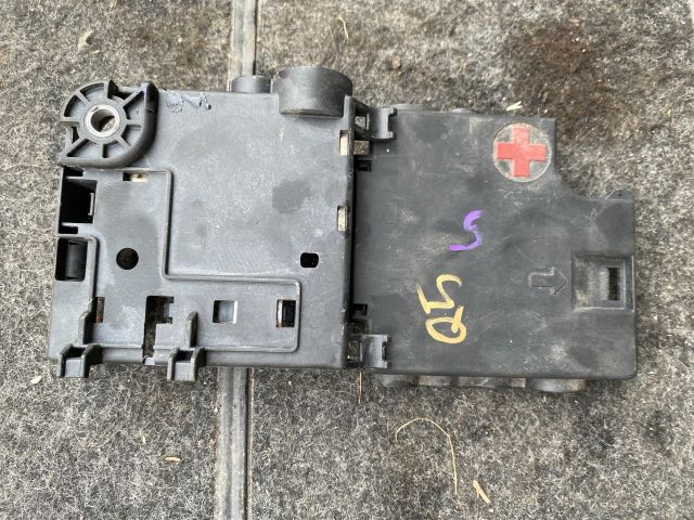 bontott AUDI Q5 Pozitív Kábel Elosztó