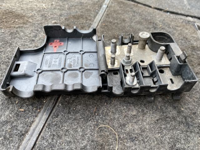 bontott AUDI Q5 Pozitív Kábel Elosztó