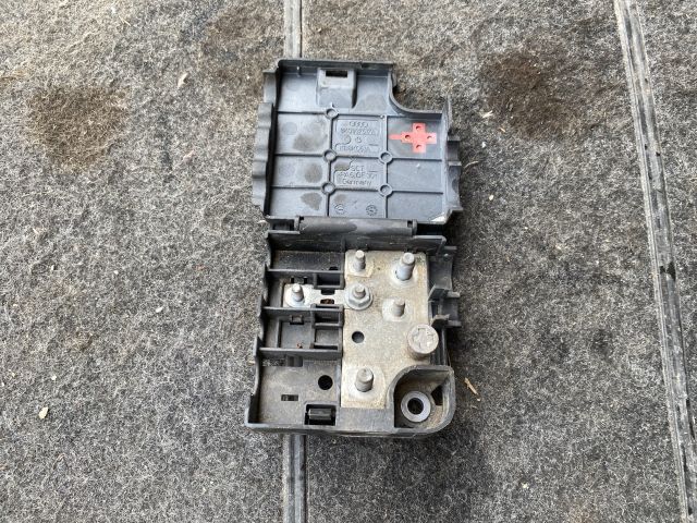 bontott AUDI Q5 Pozitív Kábel Elosztó