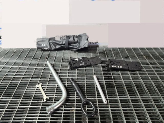 bontott AUDI Q5 Szerszámkészlet