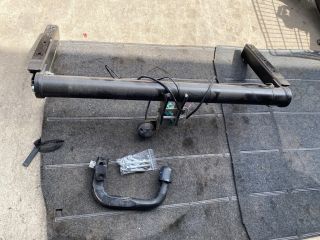 bontott AUDI Q5 Vonóhorog