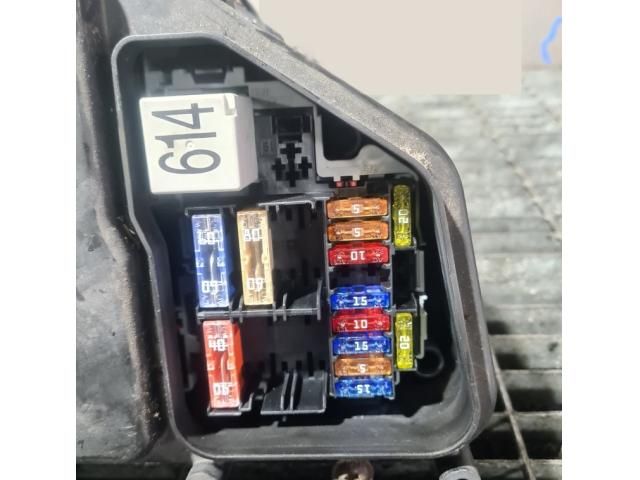 bontott AUDI Q7 Biztosítéktábla Motortér