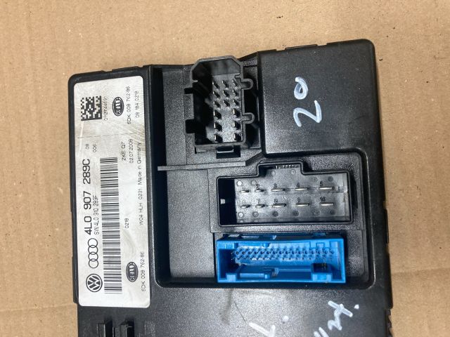 bontott AUDI Q7 Biztosítéktábla Motortér