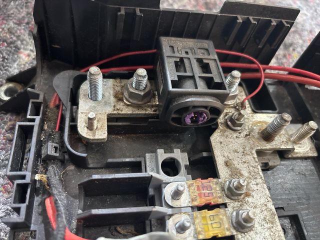 bontott AUDI Q7 Biztosítéktábla Motortér