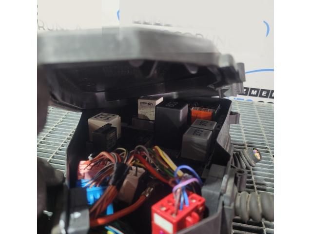 bontott AUDI Q7 Biztosítéktábla Motortér